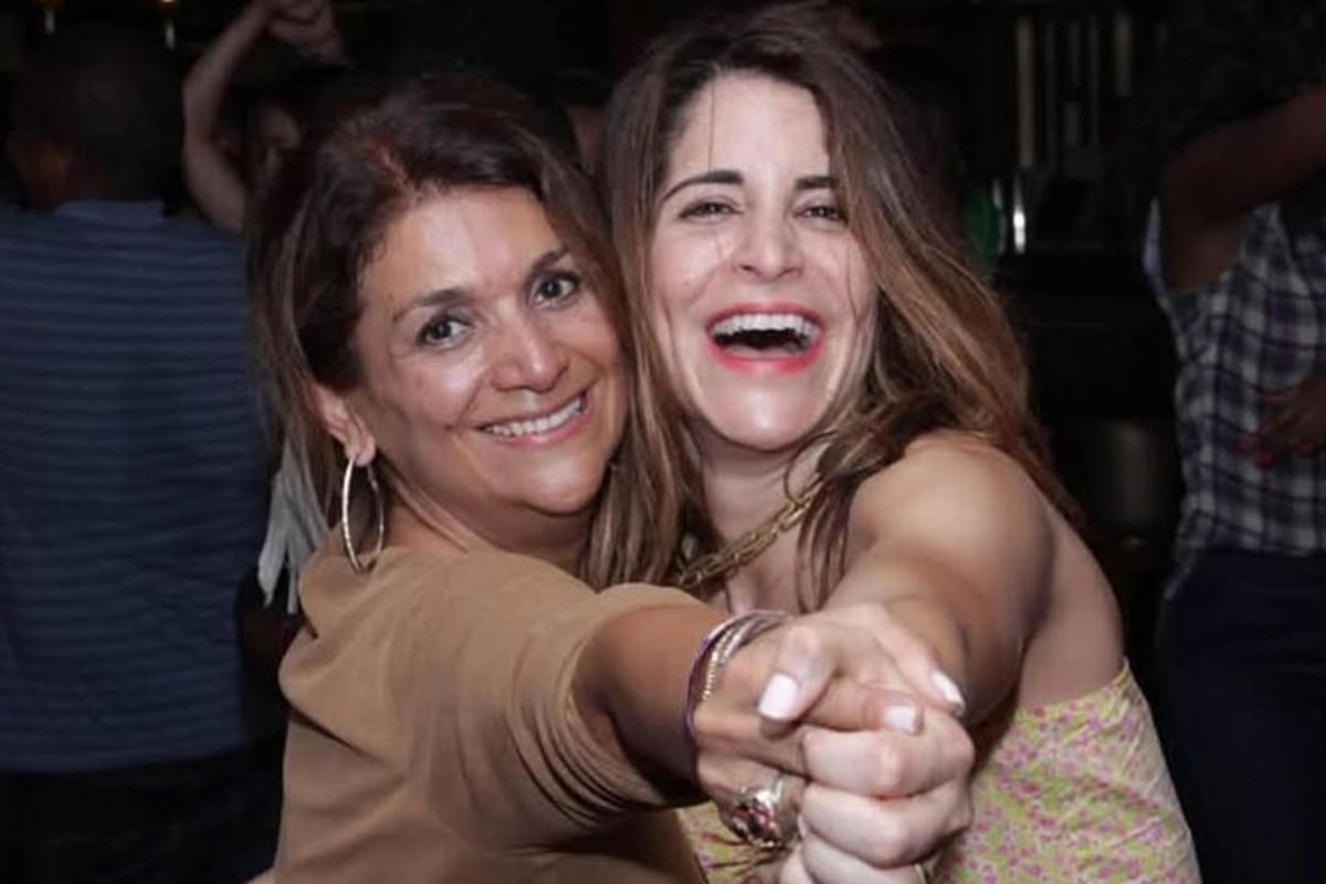 Dos mujeres paradas una al lado de la otra en una fiesta