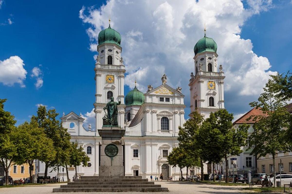 velká bílá budova se dvěma věžemi se zelenými střechami