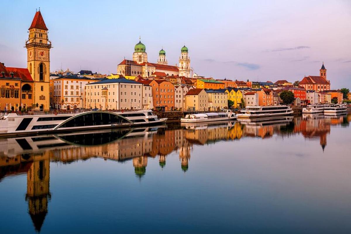 pohled na město s loděmi ve vodě