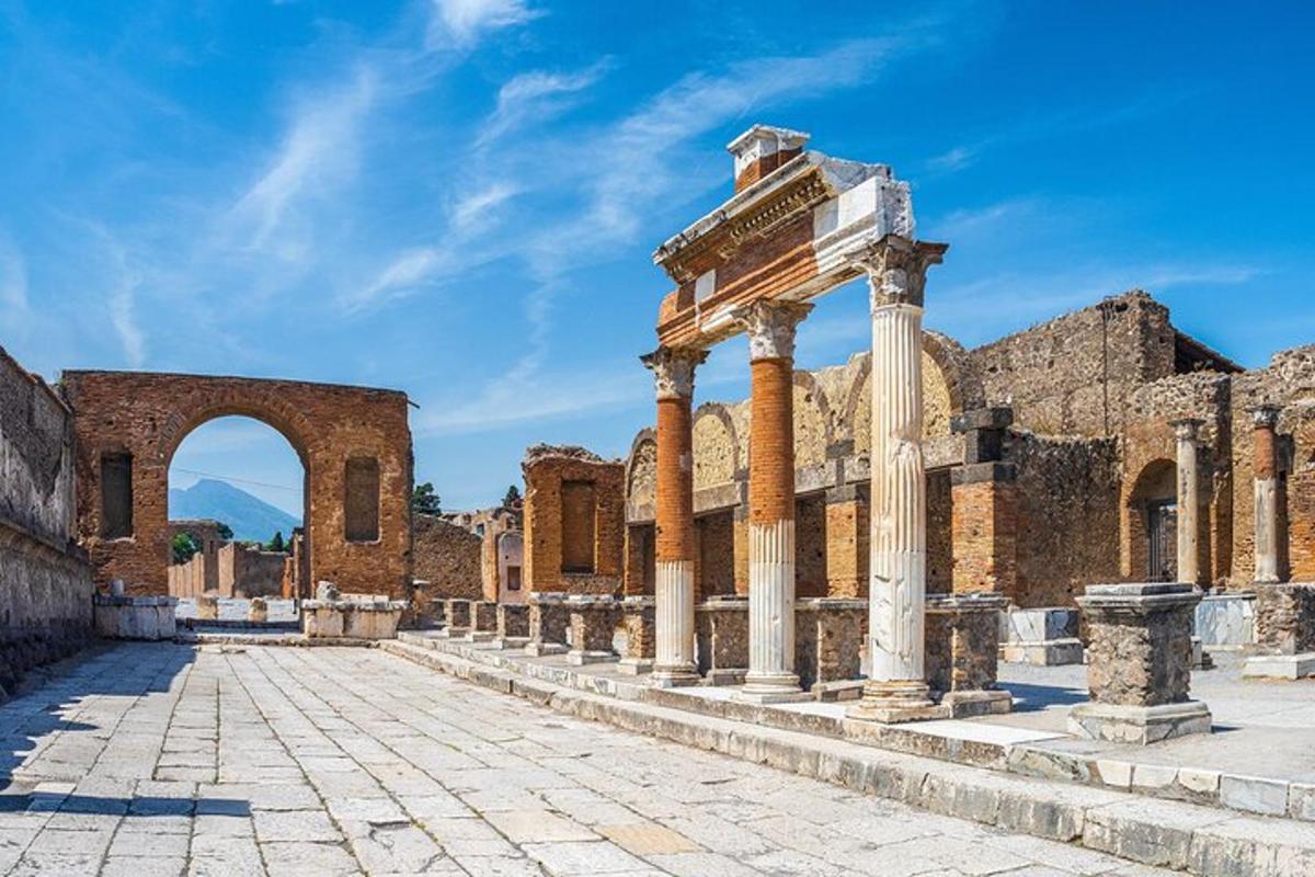 un antico edificio con colonne e un arco