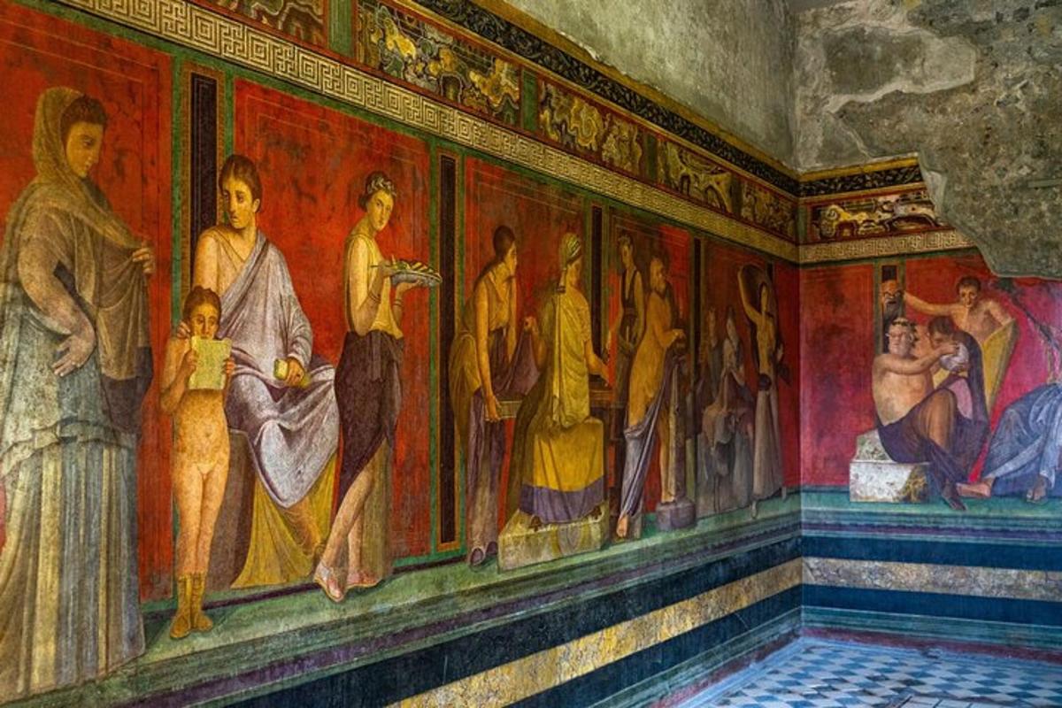 una stanza con un dipinto di persone sul muro