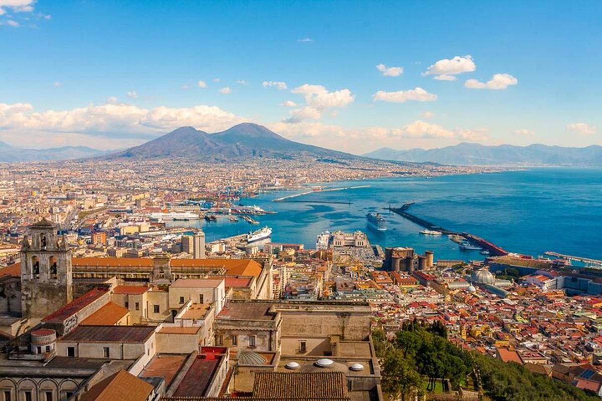 una vista aerea di una città e dell'oceano