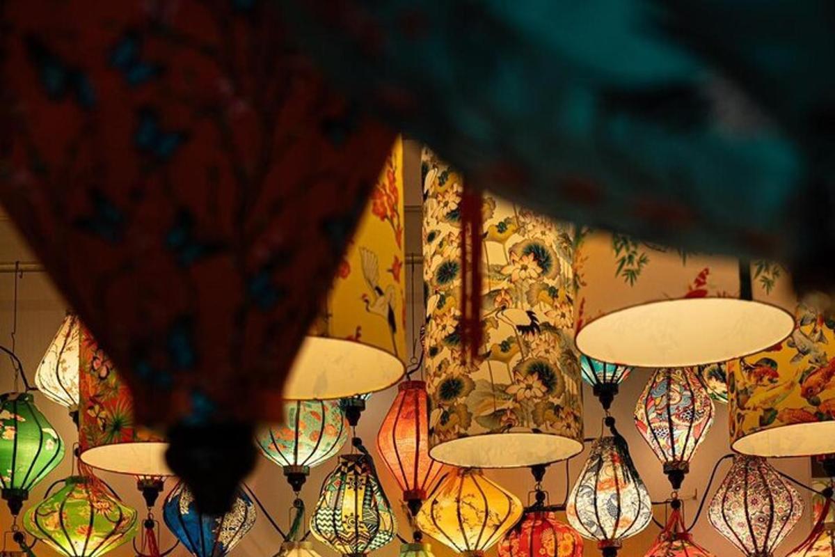 un mucchio di luci colorate appese a un muro