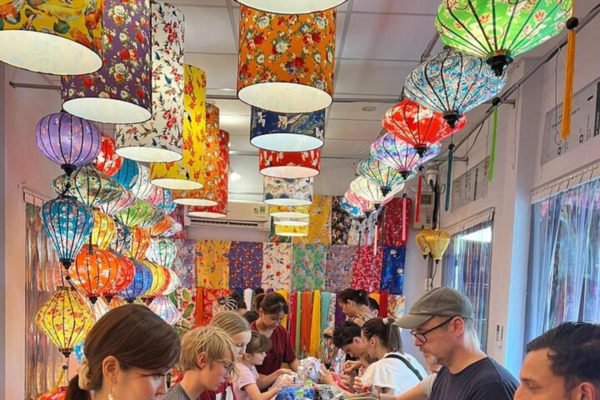 una folla di persone in un negozio con ombrelli colorati