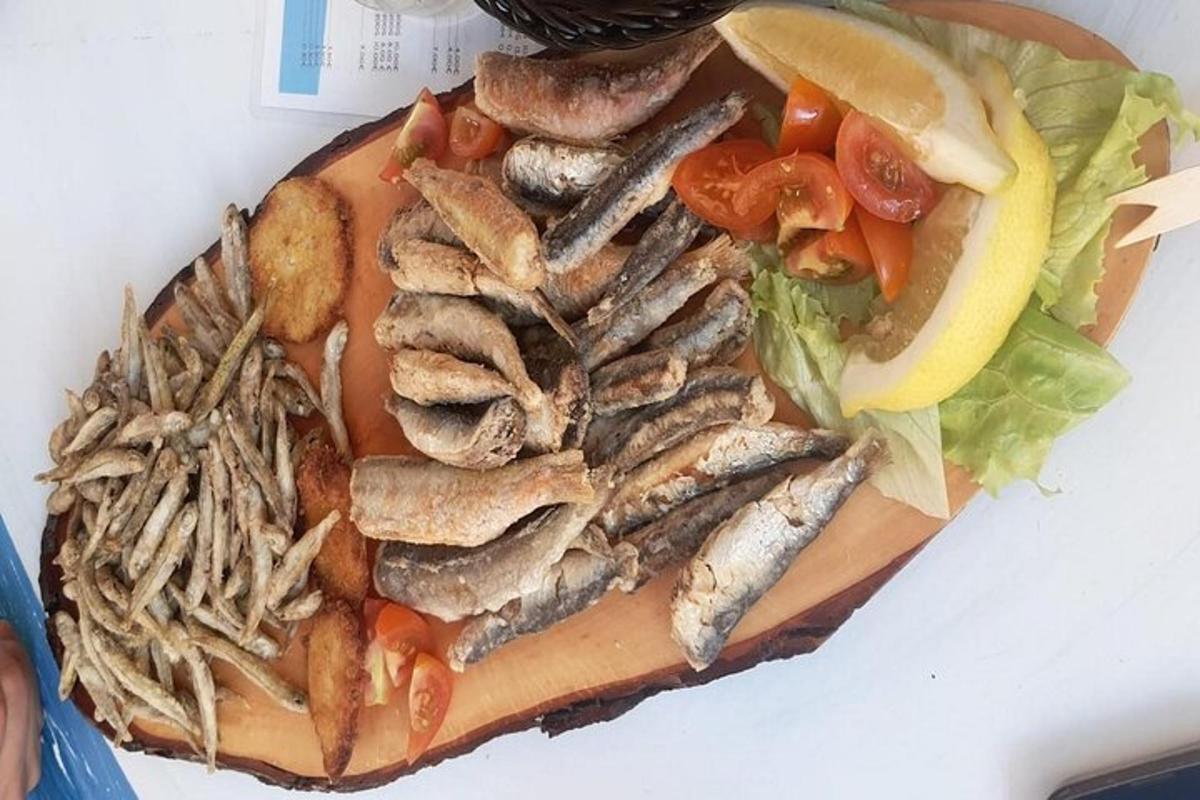 talíř jídla se sendvičem a zeleninou