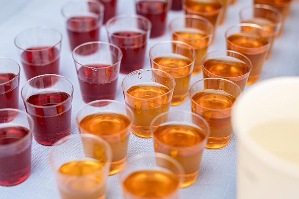 un mazzo di bicchieri da vino appoggiati su un tavolo