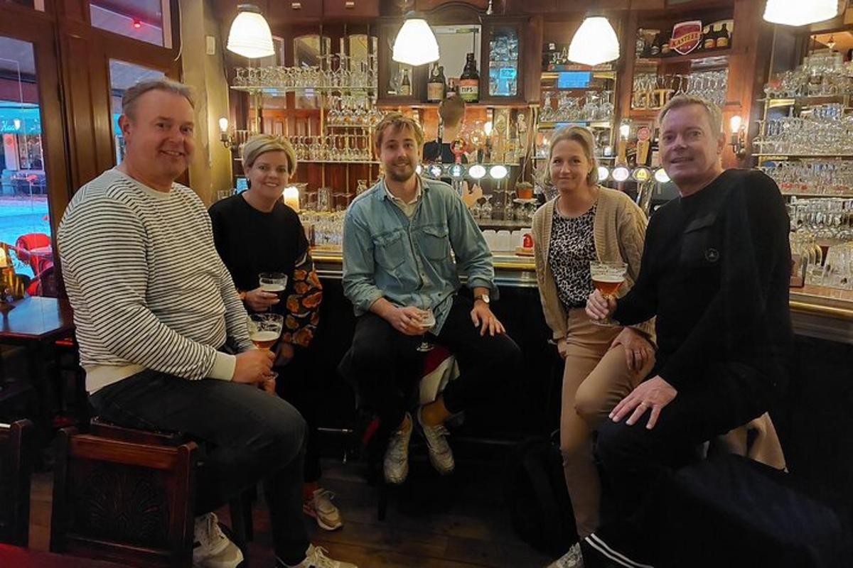 un gruppo di persone sedute in un bar