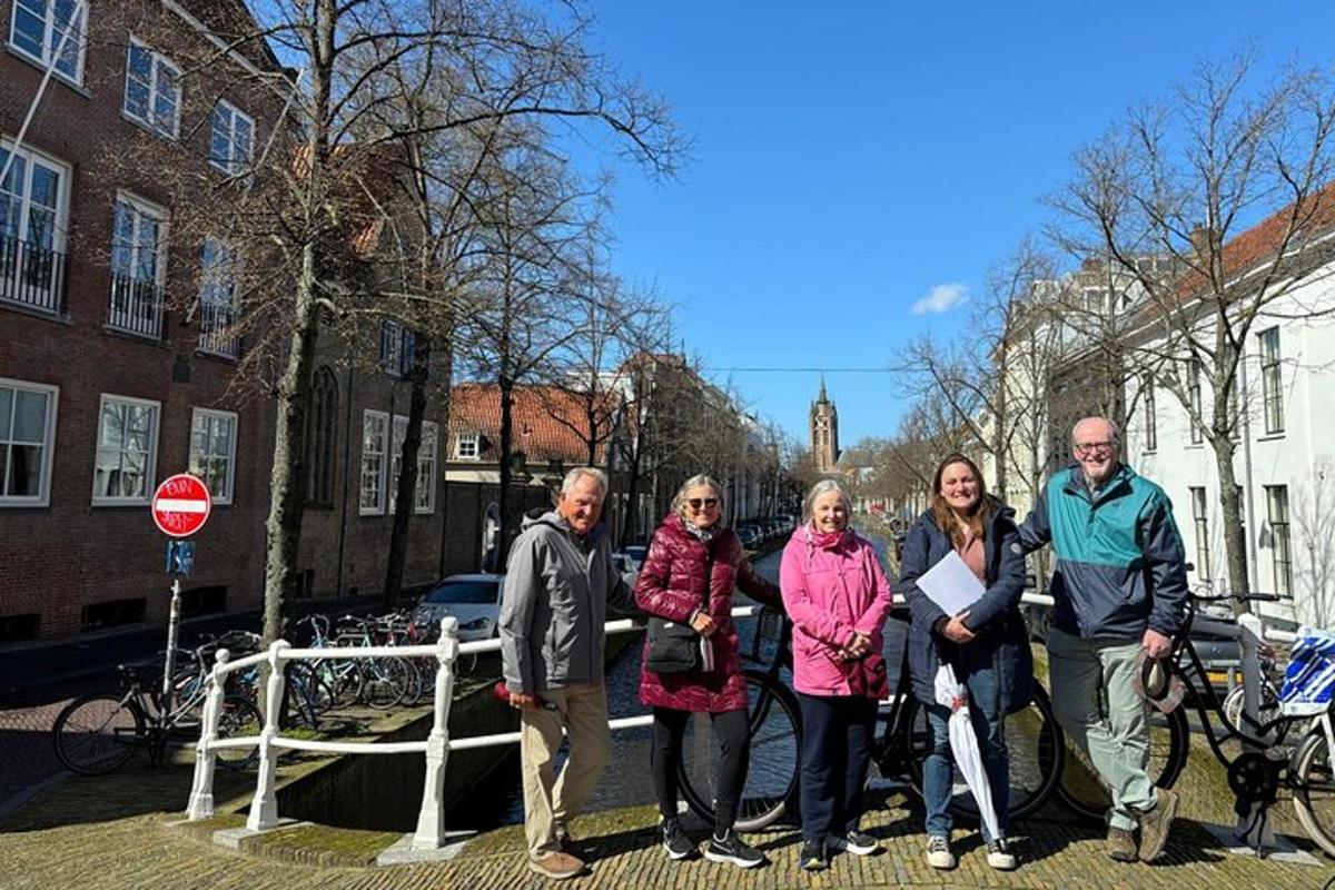 un gruppo di persone che posano per una foto in strada