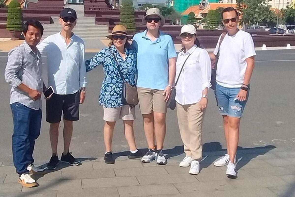 un gruppo di persone che posano per una foto