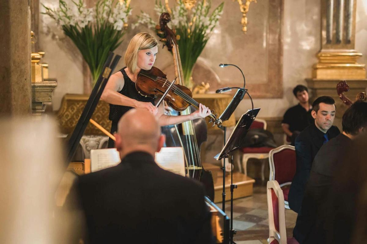 žena hrající na housle v orchestru
