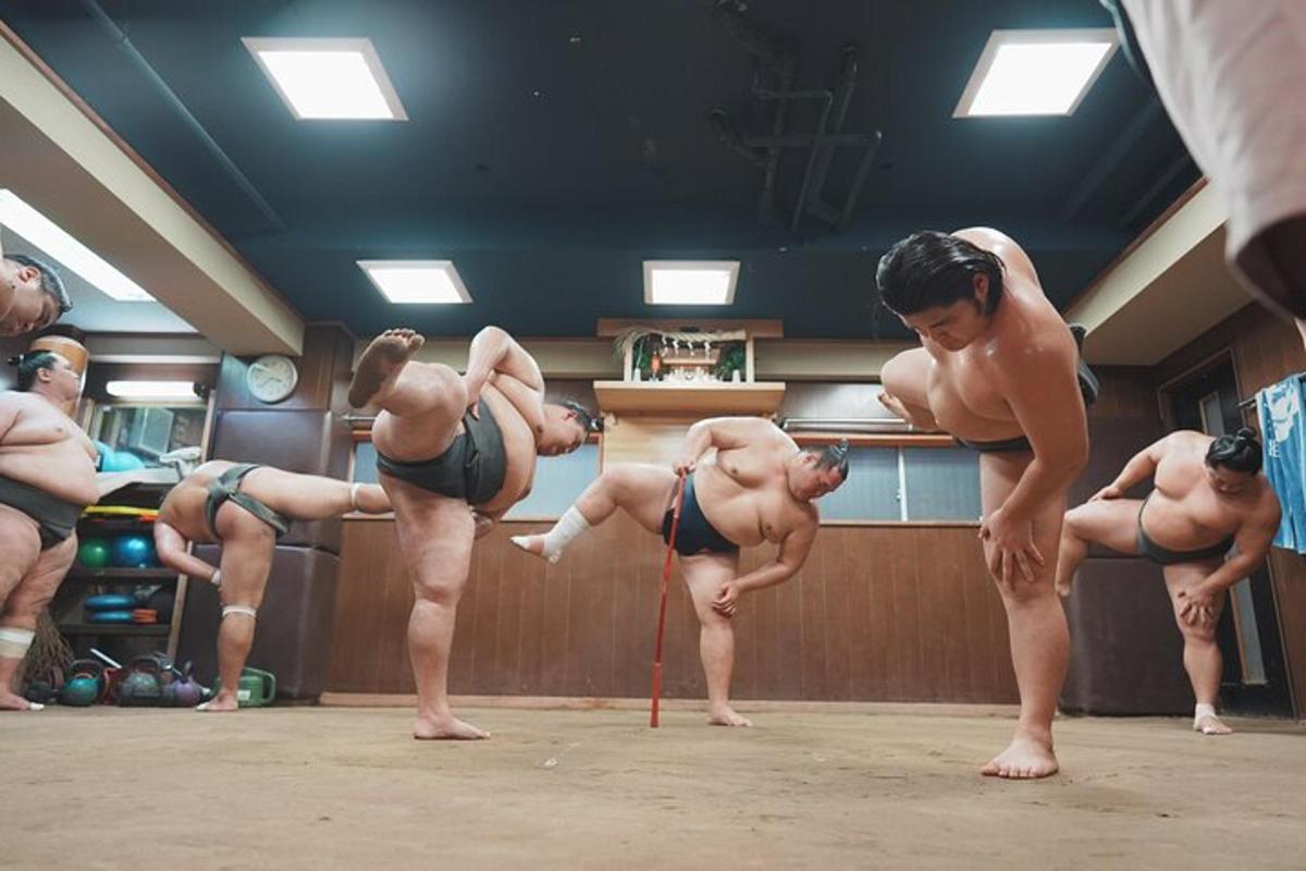 um grupo de homens em trajes de banho em uma sala