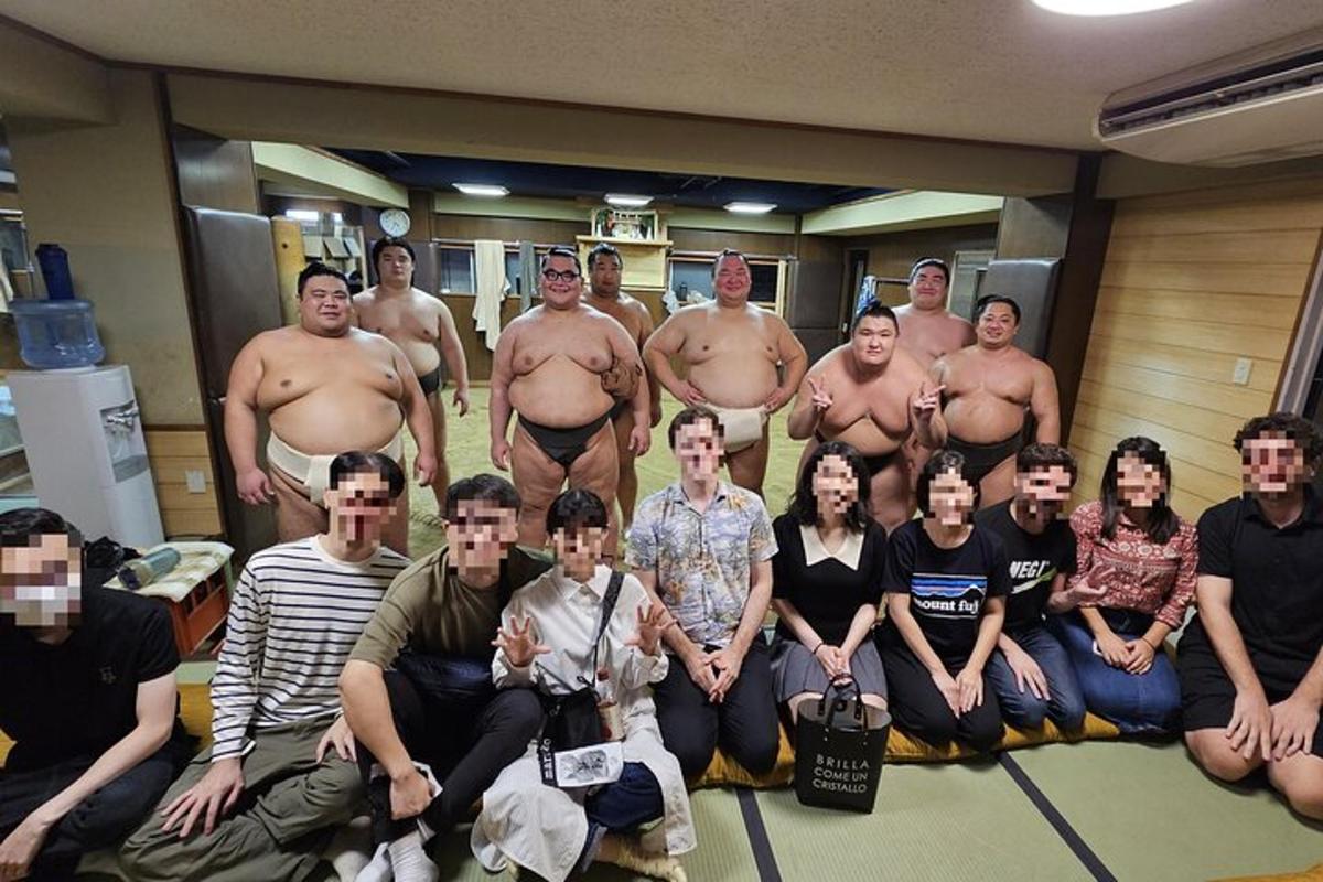 um grupo de homens e mulheres posando para uma foto