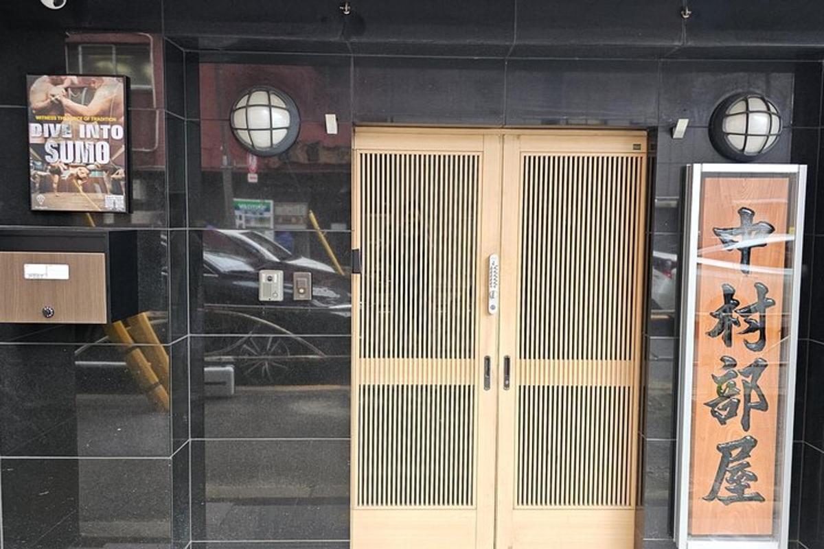 uma porta de loja com uma placa na vitrine