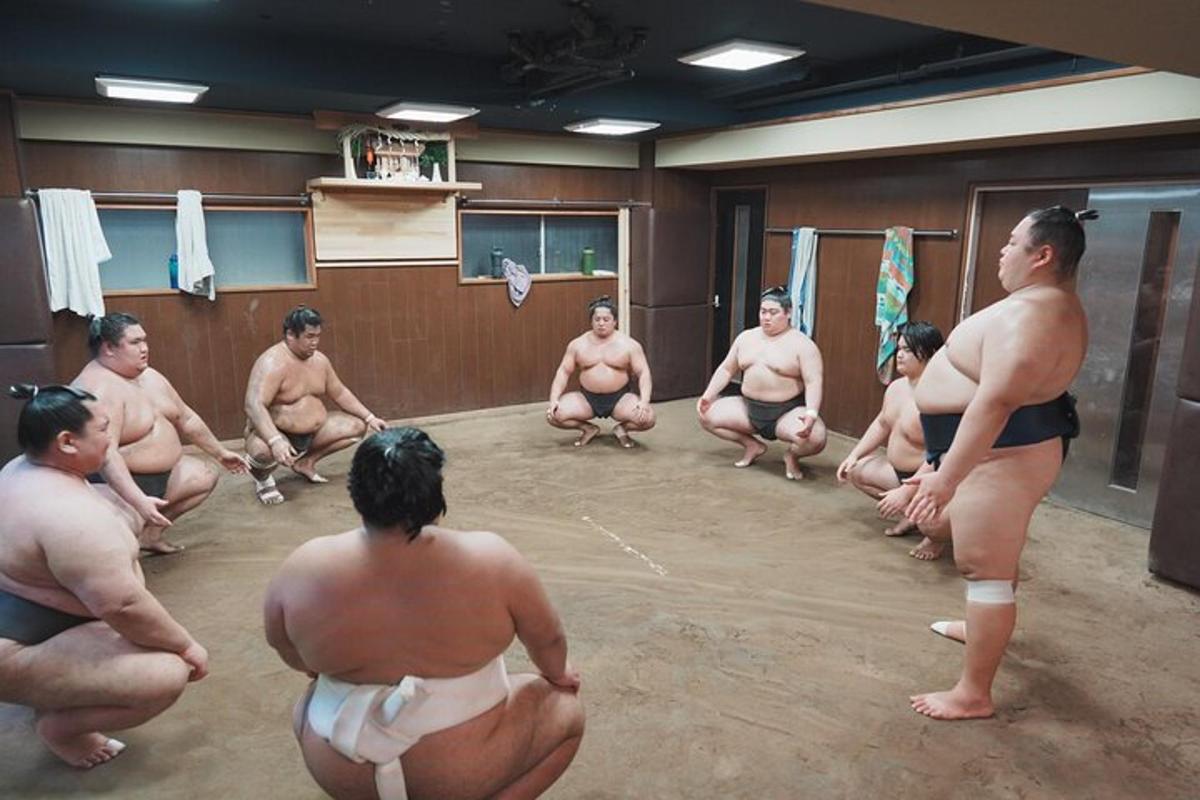 um grupo de homens nus sentados em uma sala
