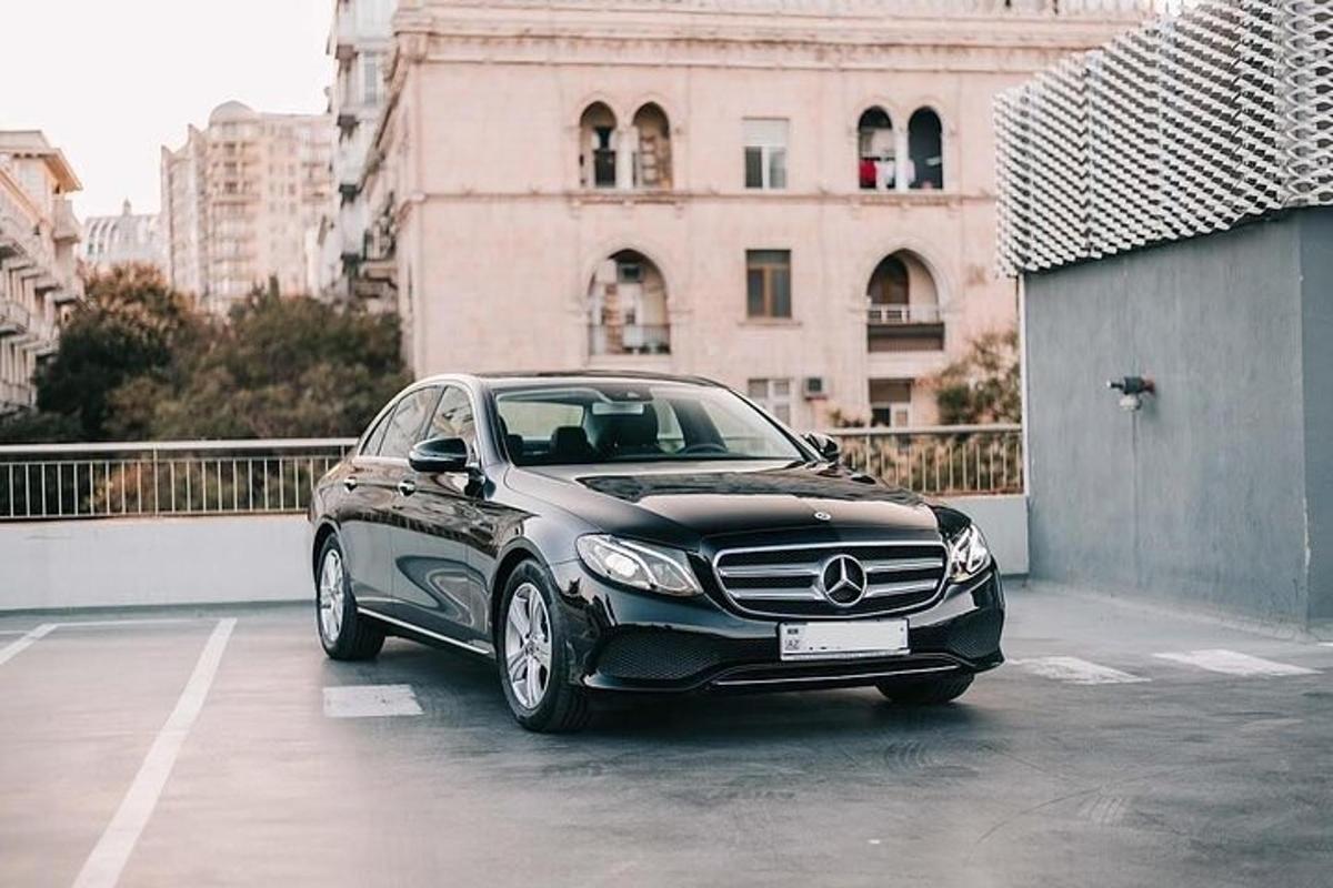 černé auto zaparkované na parkovišti