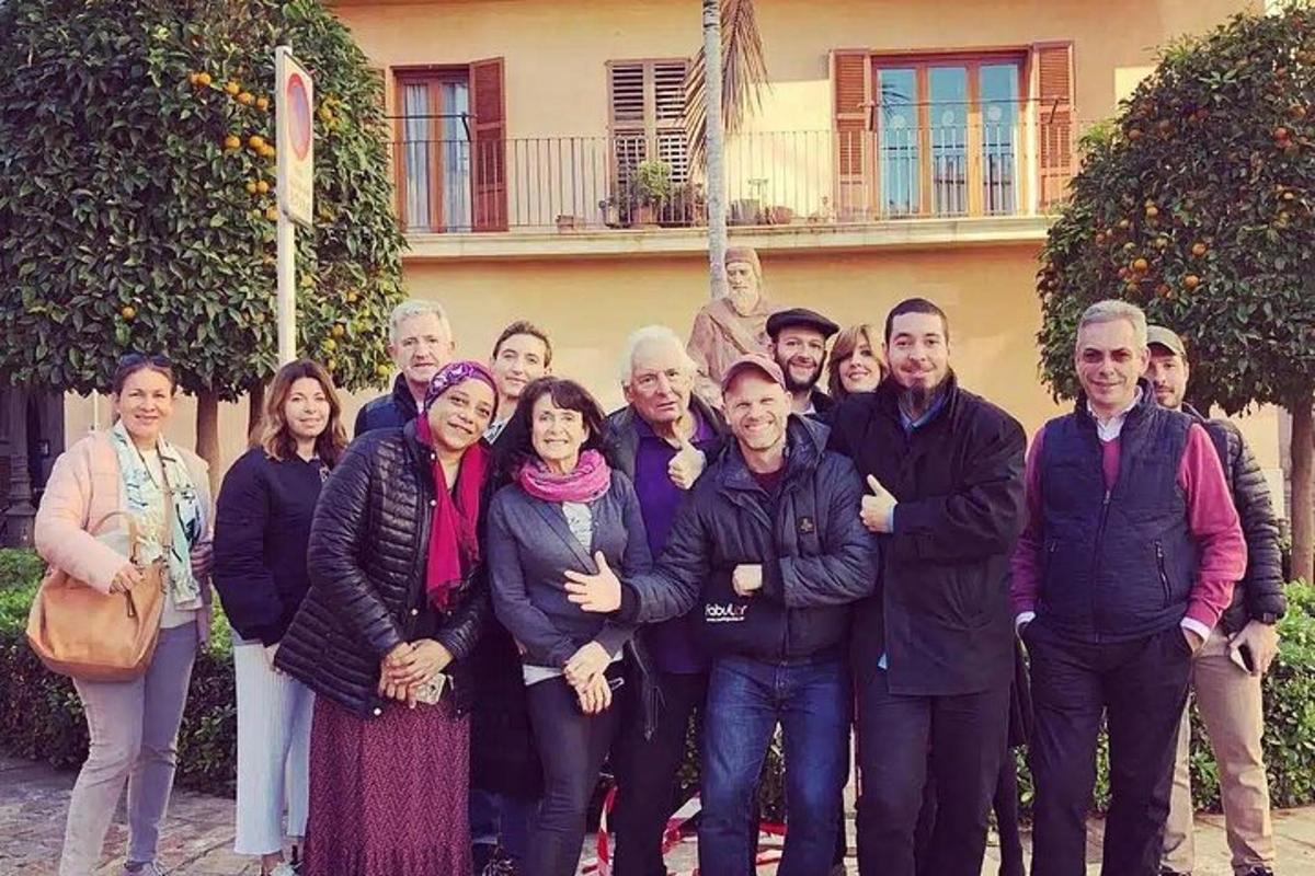 um grupo de pessoas em pé em frente a um prédio