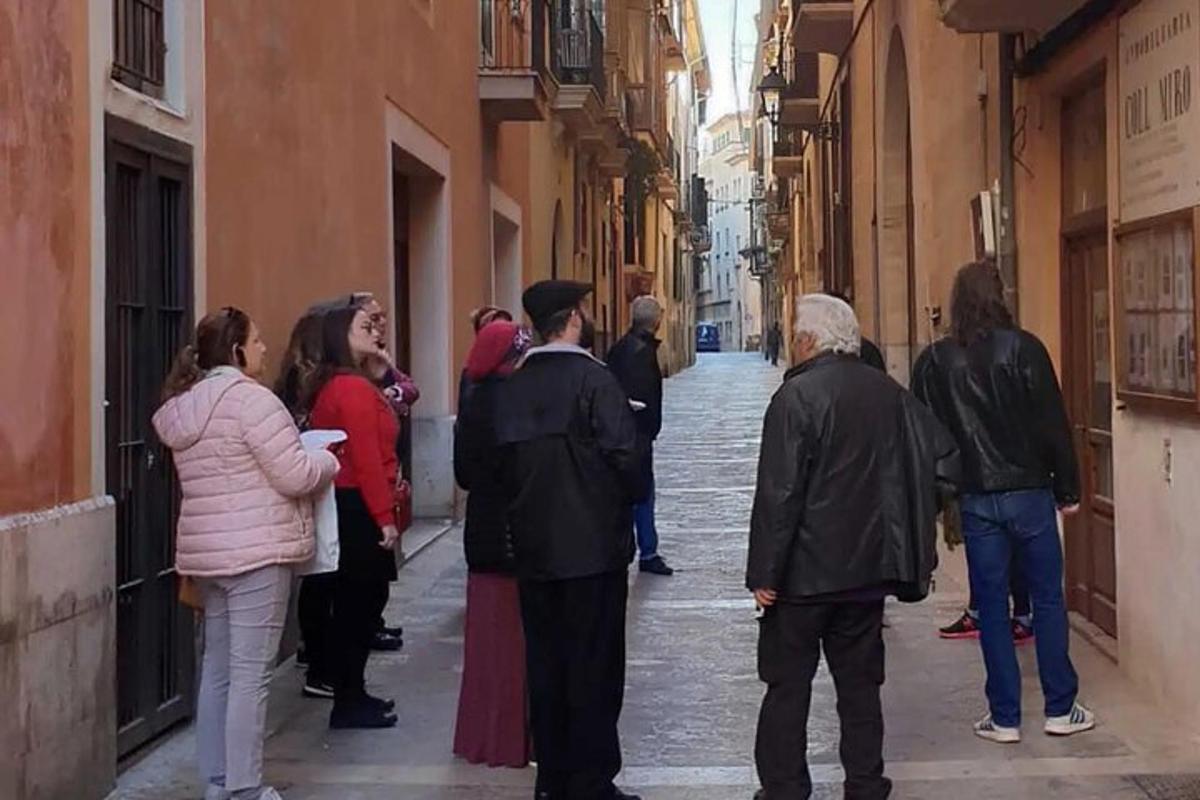 um grupo de pessoas caminhando por uma rua