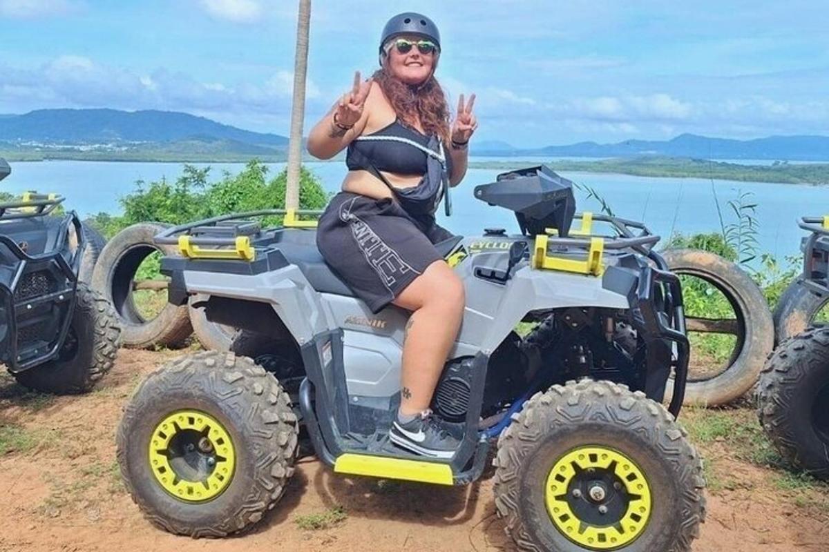 egy nő ül egy quadon