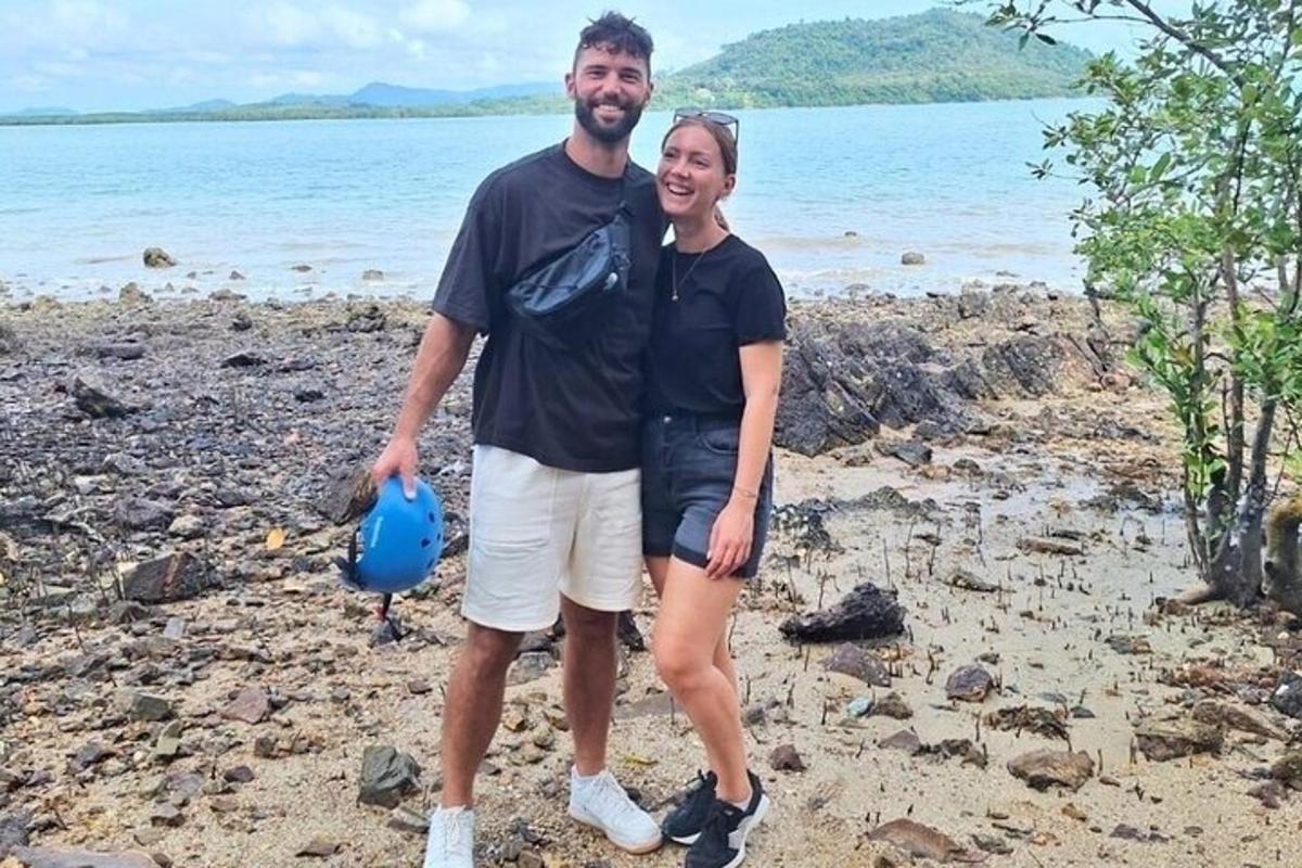 Un hombre y una mujer de pie en una playa