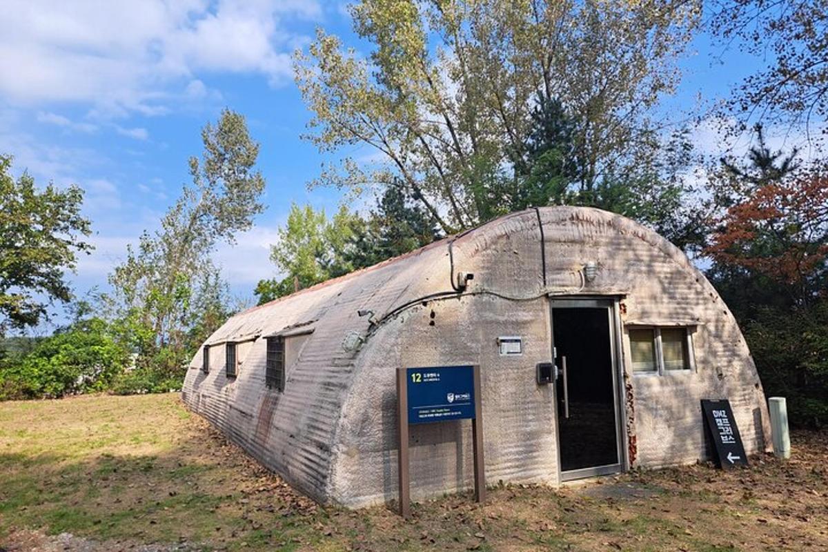 田野里的一座大型金属建筑