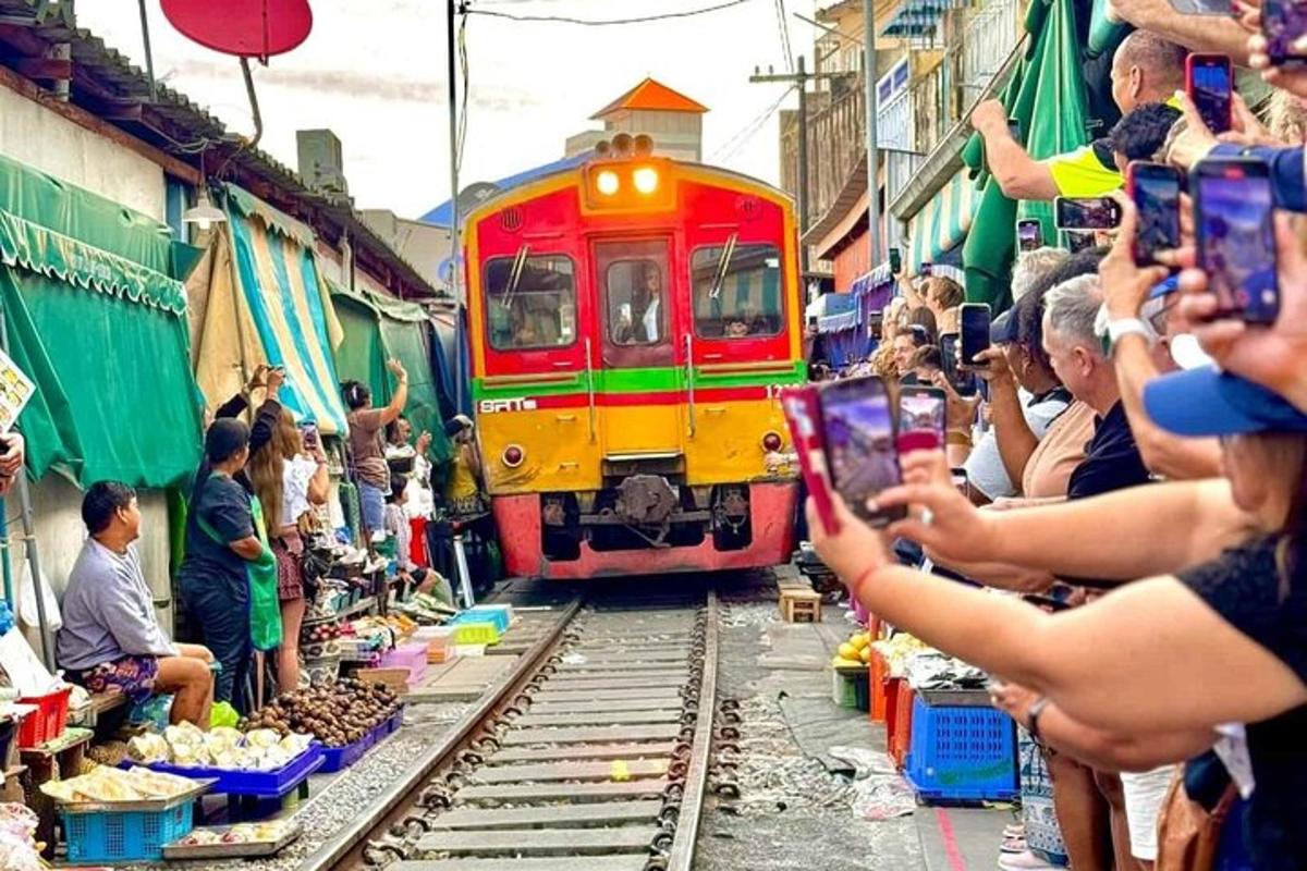 Ένα πλήθος ανθρώπων βγάζει φωτογραφίες ενός τρένου