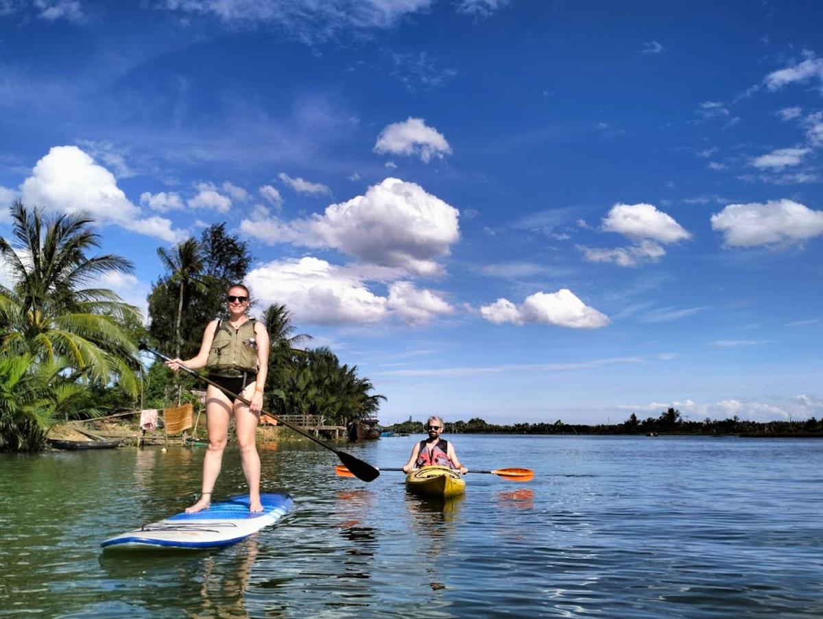 dva lidé na paddleboardech ve vodě