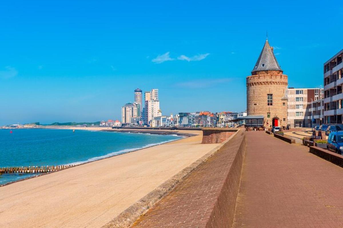 promenáda u oceánu s hodinovou věží