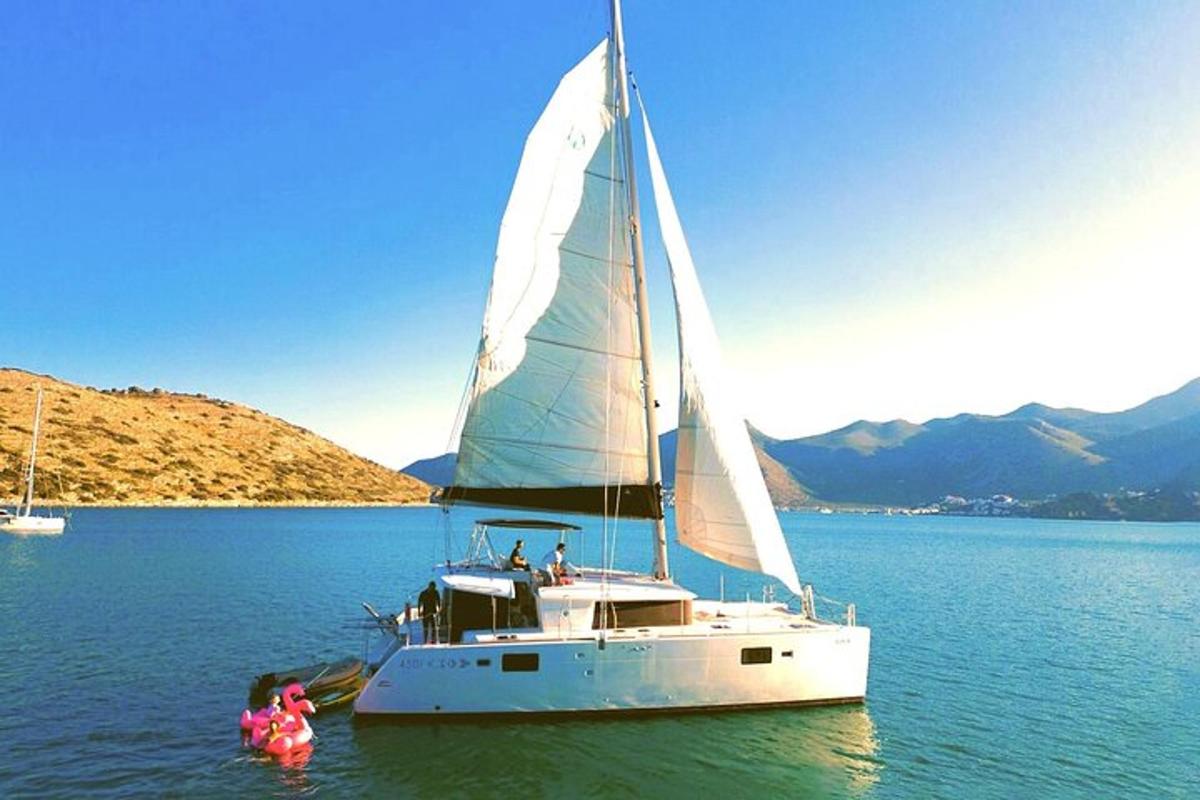 una barca con una vela in acqua
