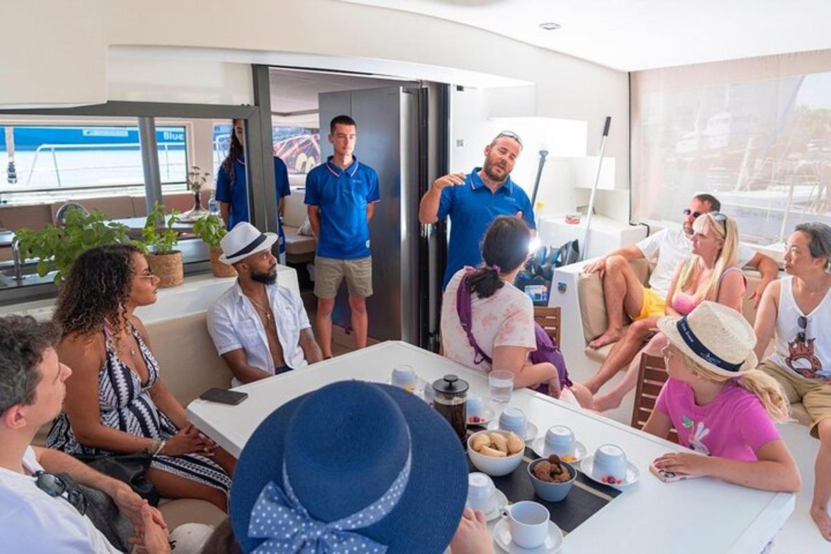 een groep mensen die in een kamer op een boot zitten