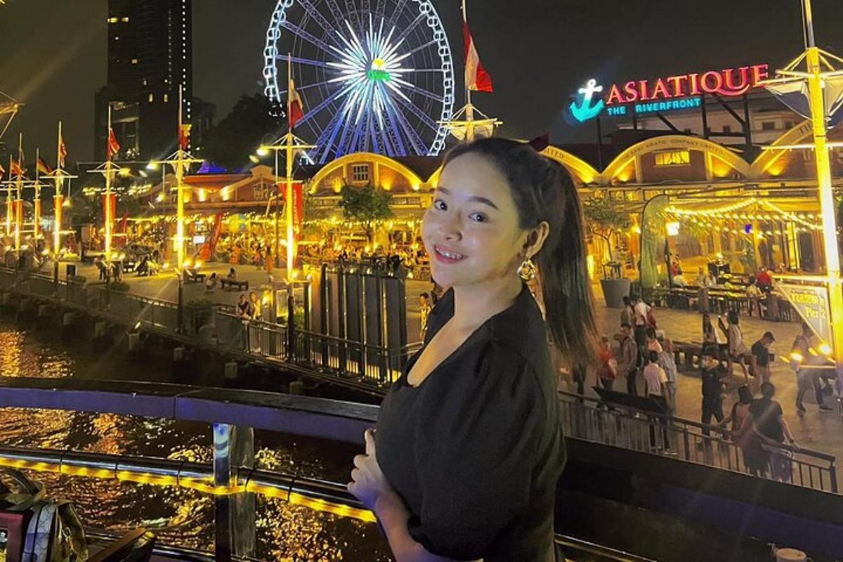 站在摩天轮前的女人