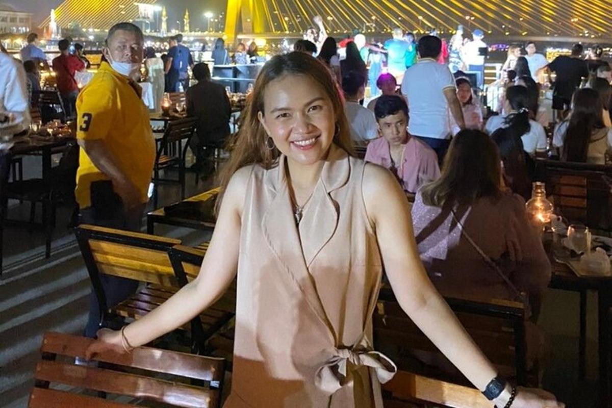 una dona jove asseguda en una cadira en un restaurant