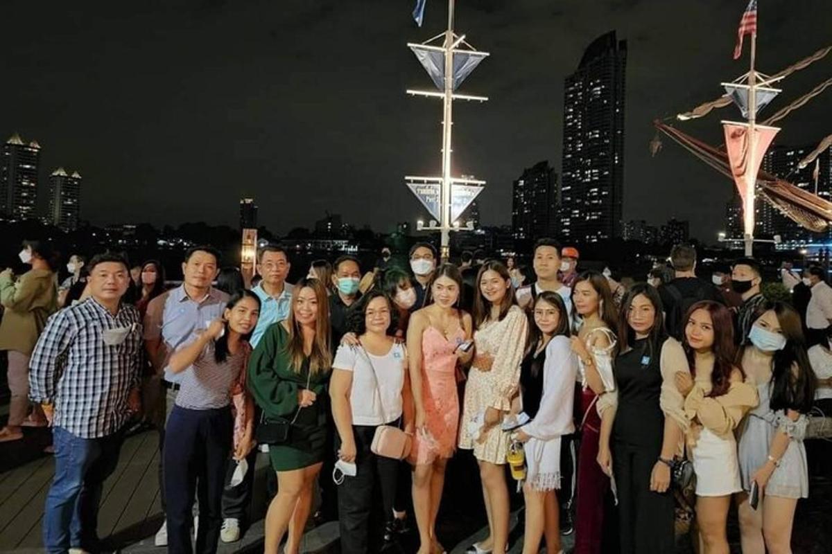 un grup de persones posant per a una foto a la nit