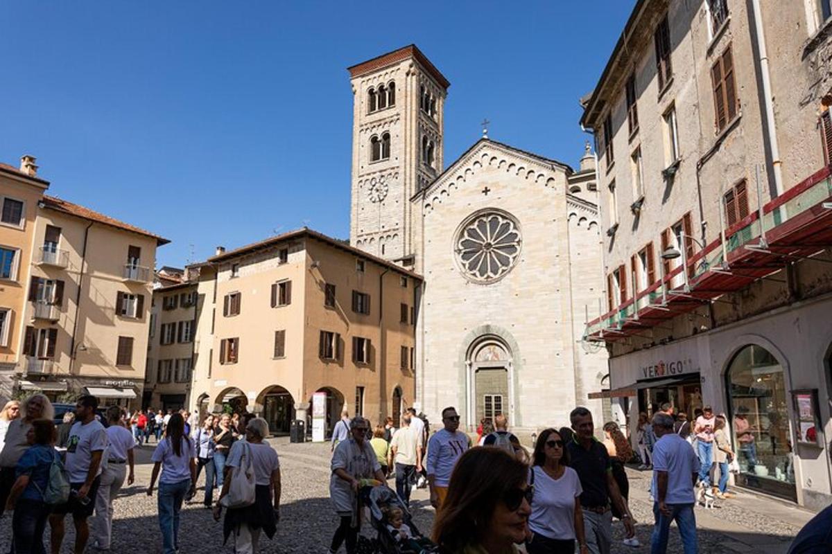 un gruppo di persone che camminano davanti a una chiesa