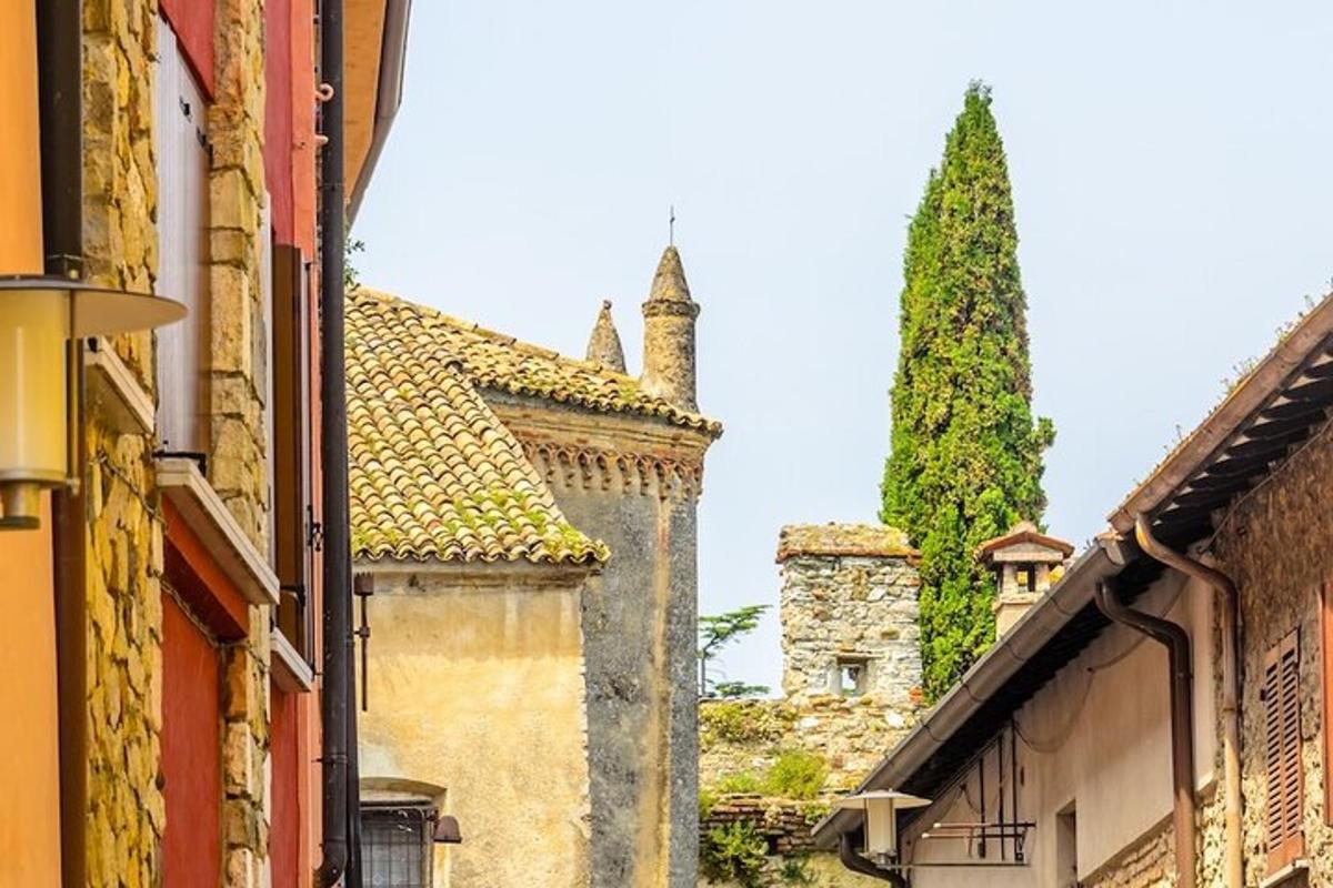 un vicolo tra due edifici con una torre