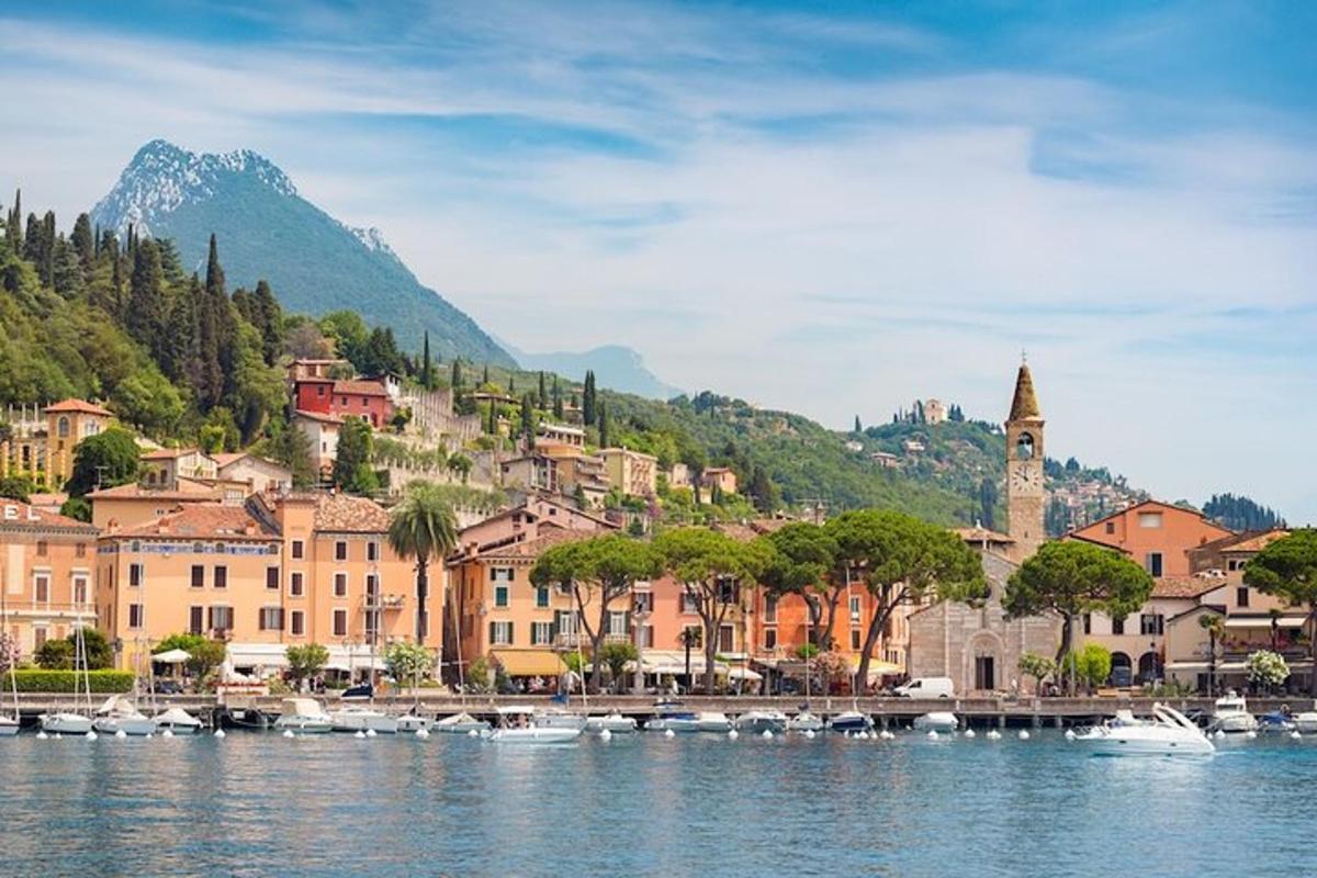 una città sulla riva di uno specchio d'acqua con barche