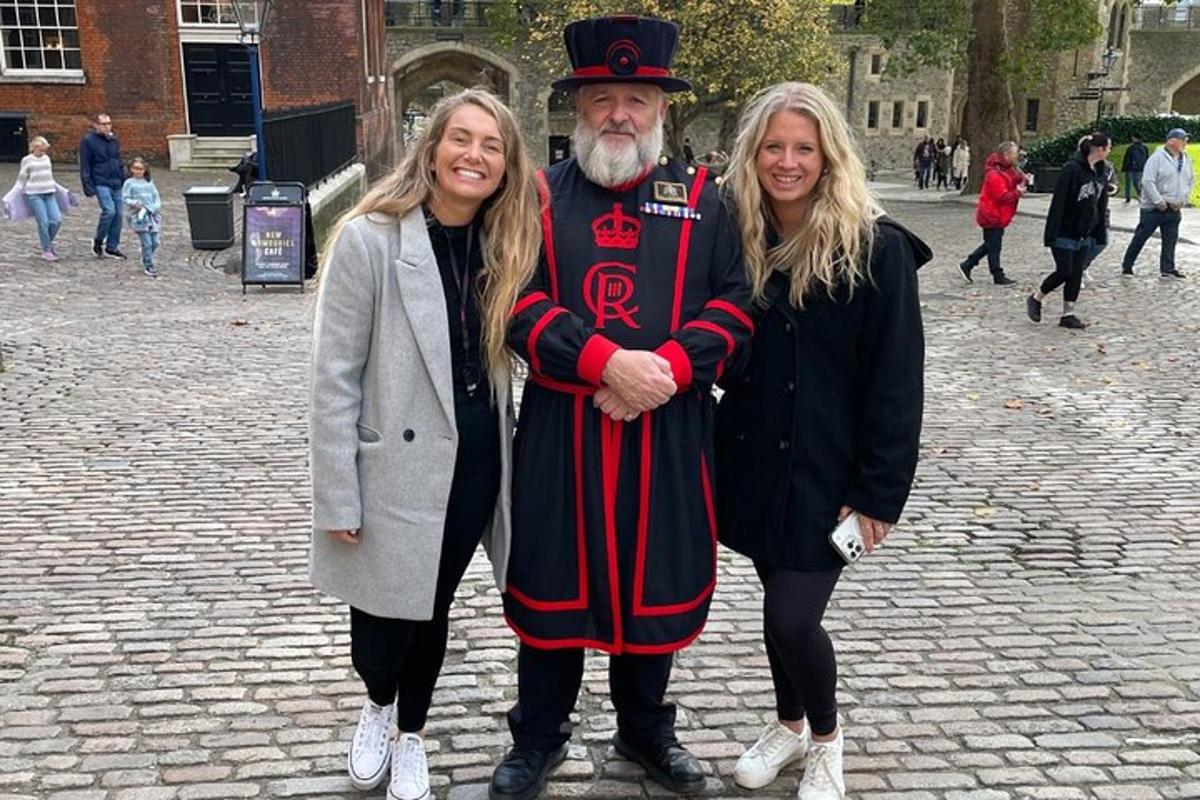 en mand og to kvinder står ved siden af hinanden