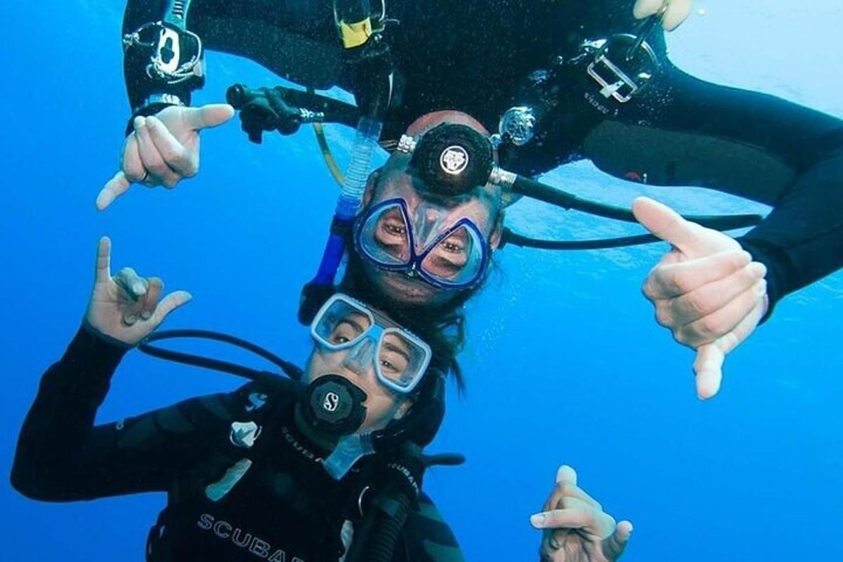 Dos personas en el agua haciendo el gesto de aprobación