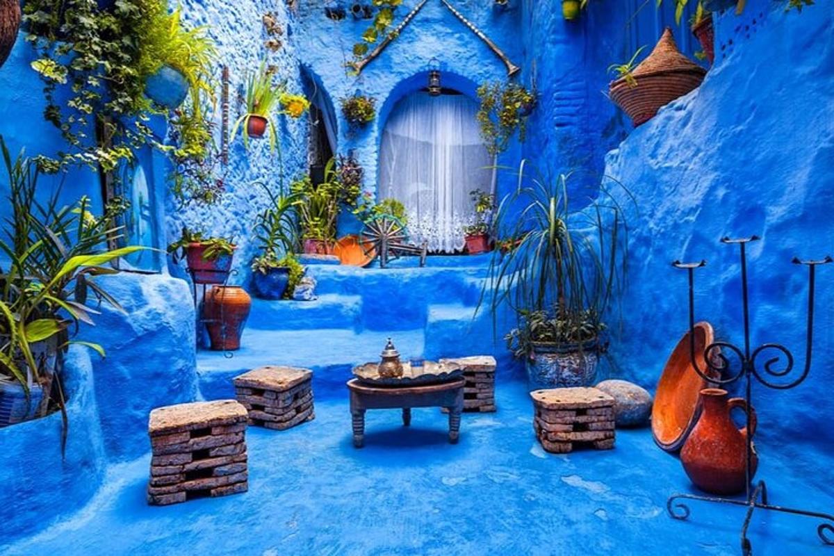 una stanza blu con un tavolo e alcune piante