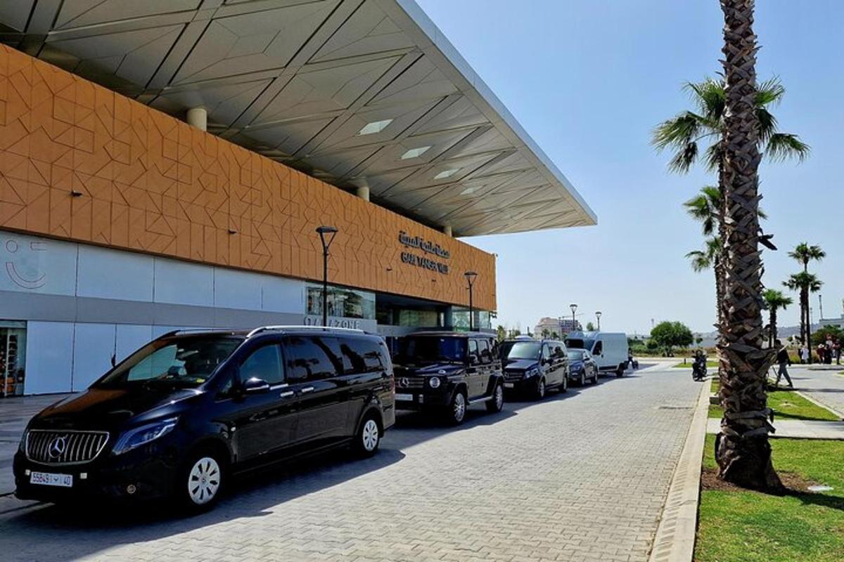 una fila di auto parcheggiate davanti a un edificio