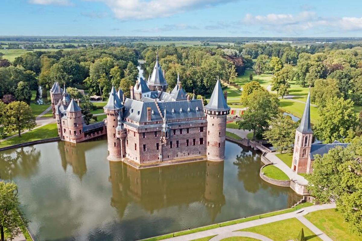 una vista aerea di un castello nell'acqua