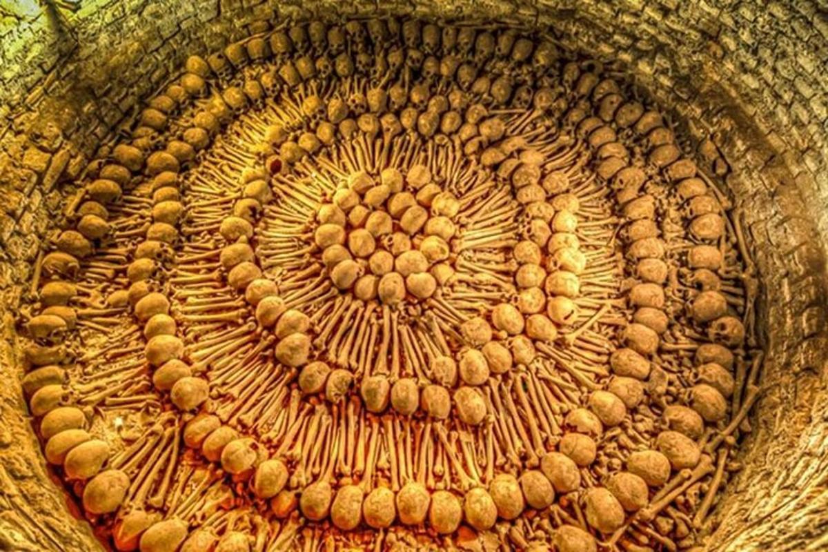 gambar dekat mangkuk kayu dengan kacang di atasnya