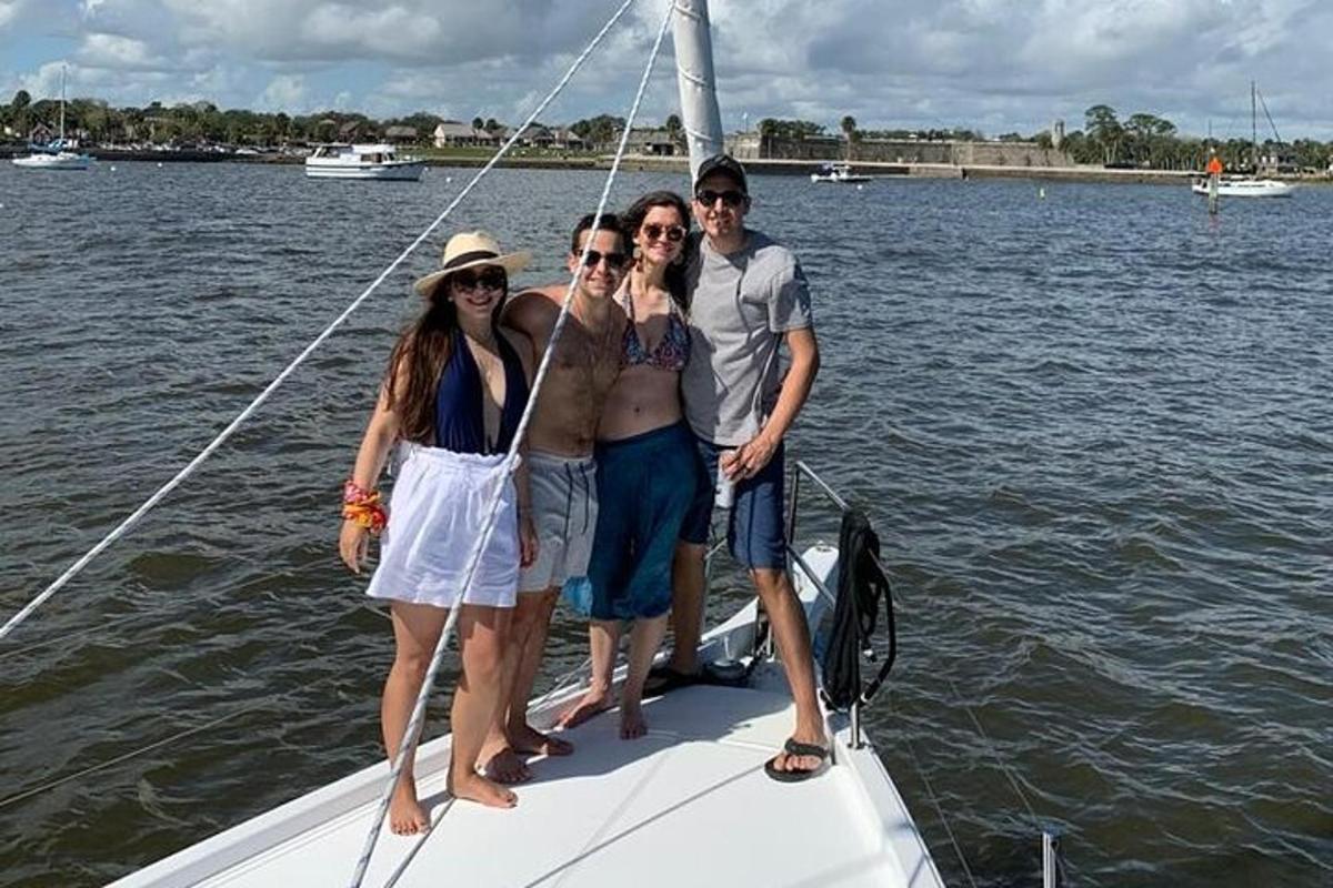 um grupo de pessoas em pé em um veleiro