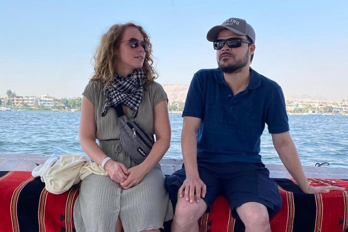 رجل وامرأة يجلسان على ظهر القارب