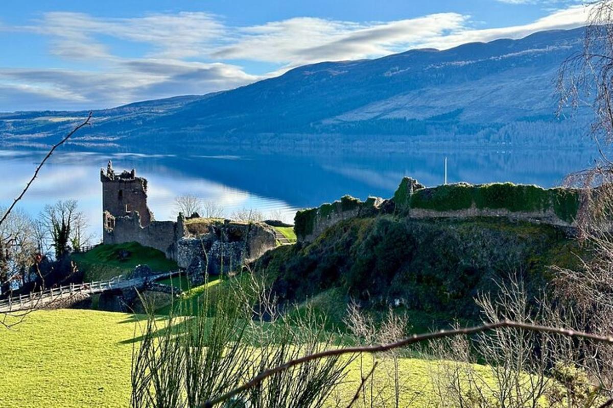 un castell en un turó al costat d'una massa d'aigua