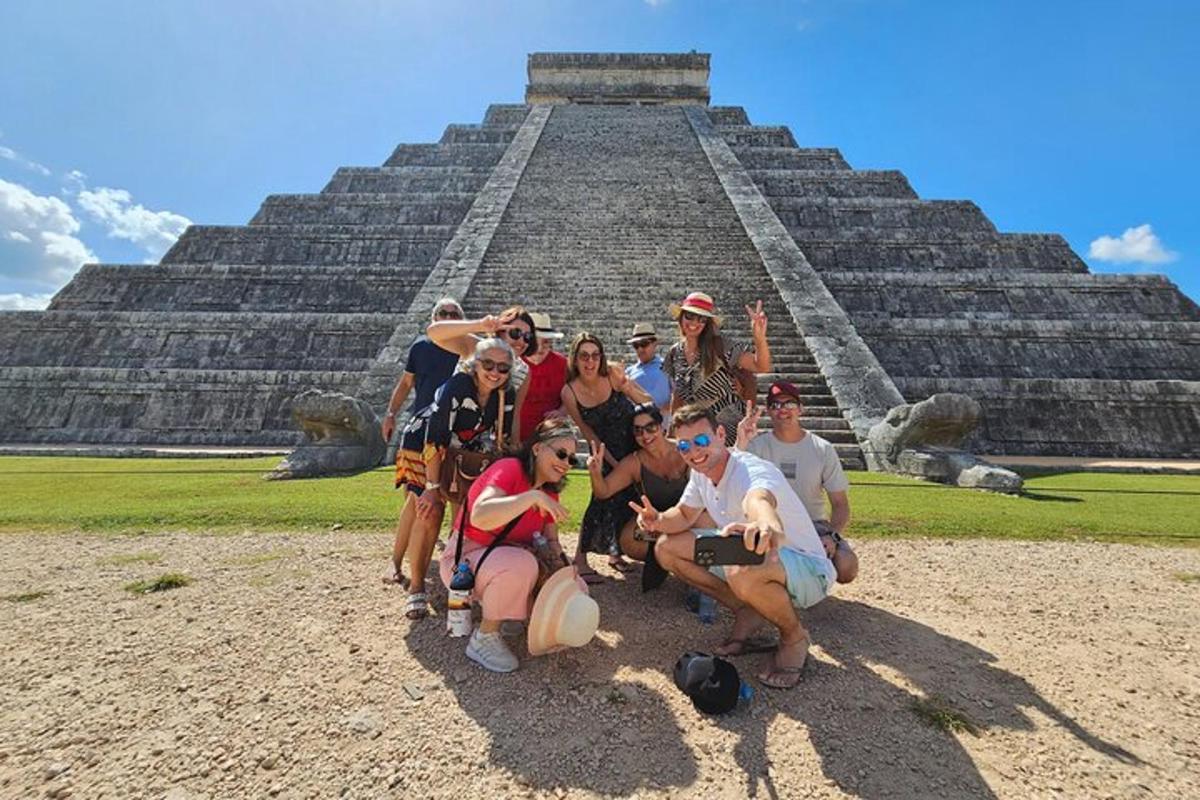 skupina lidí pózujících před pyramidou