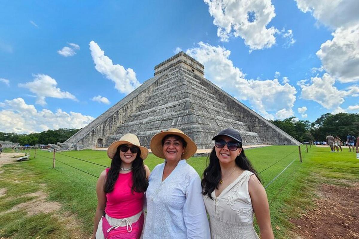 tři ženy stojící před pyramidou