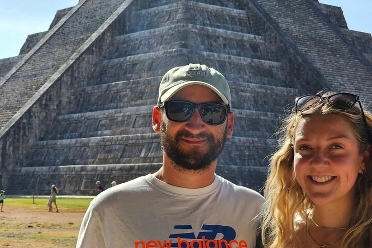 muž a žena stojící před pyramidou