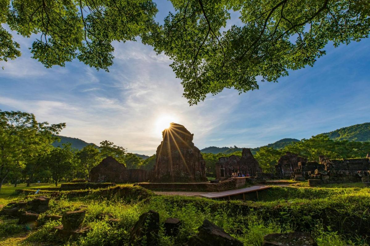 Blick auf eine Felsformation in einem Park bei Sonnenuntergang