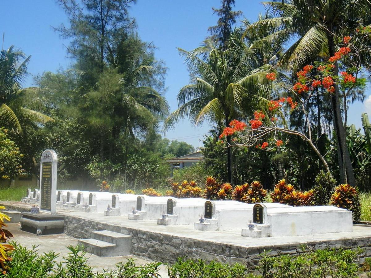 haudade rida palmipuudega pargis