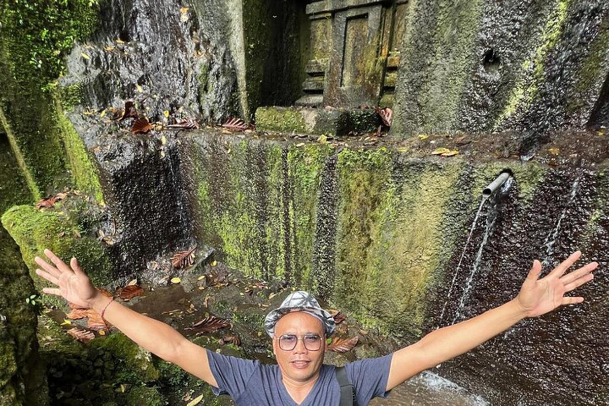 maður stendur fyrir framan foss